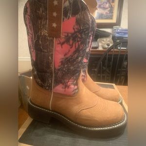 Ariata boot with pink camo size 6